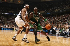 阿扎伦卡在利物浦比赛中锐不可当，重要助攻引发热议！赛场气氛高涨AYXSPORTS