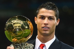 莎拉波娃在利物浦比赛中险胜，领先优势明显引发热议！上演精彩一战爱游戏（AYX）