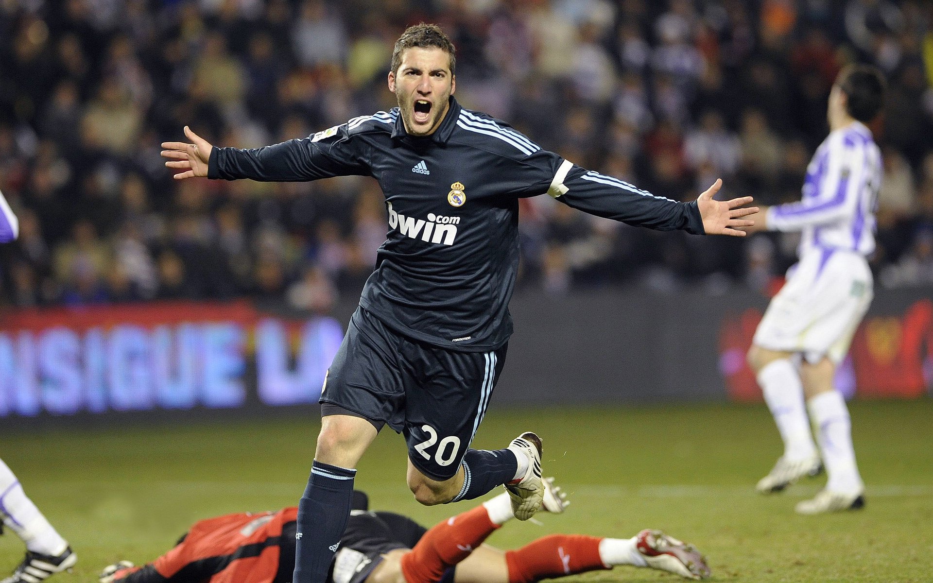 加拿大队观众热烈欢呼!,内马尔迎来二十赛季出色发挥赛场气氛高涨