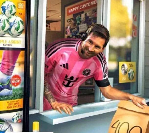 爱游戏电竞-球迷冲进球场拥抱梅西视频